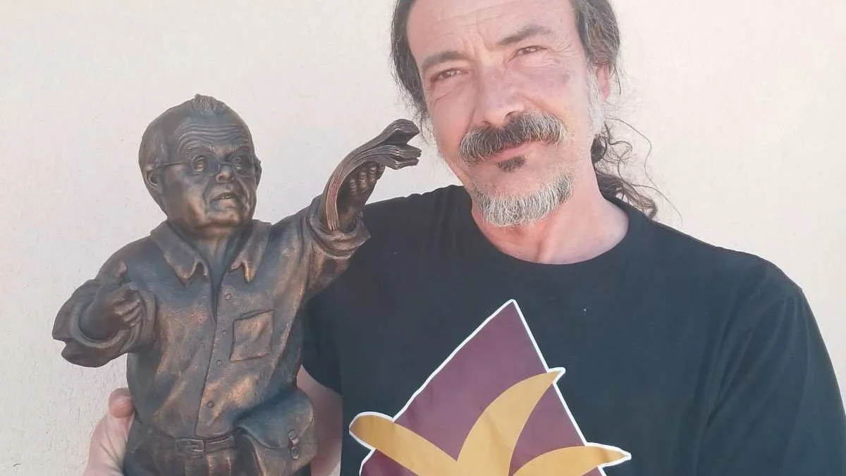El artista Francano con la escultura de Antoñico ‘El Lotero’