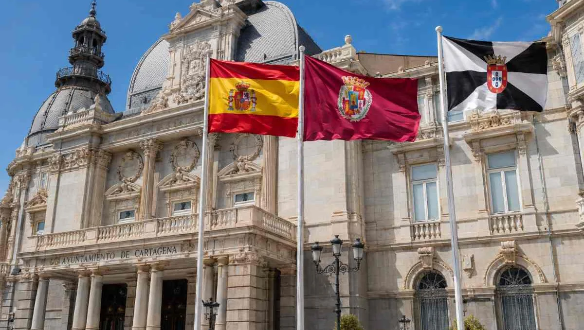 Ayuntamiento de Cartagena con las banderas de Ceuta, Cartagena y España