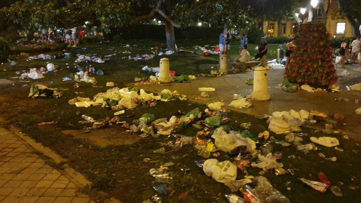 Residuos tras las fiestas en los parques El Mundo