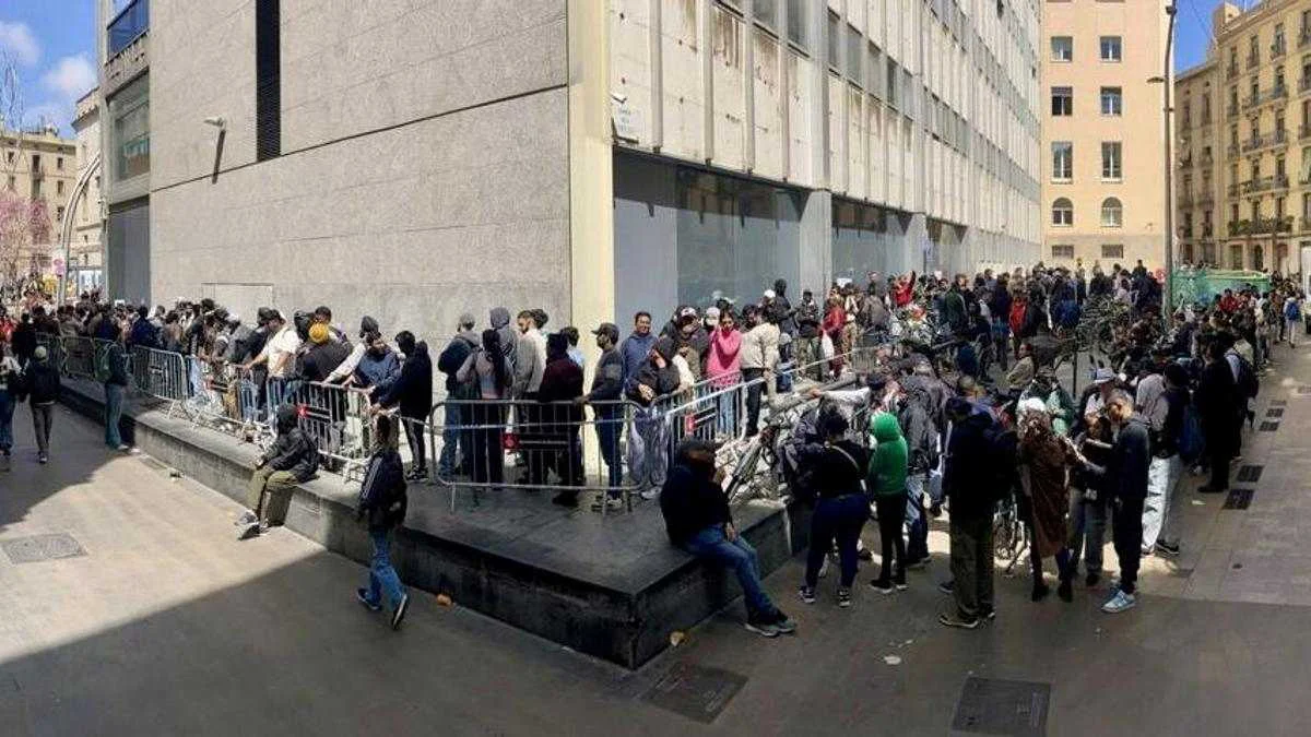 colas de inmigrantes Captura El Periódico