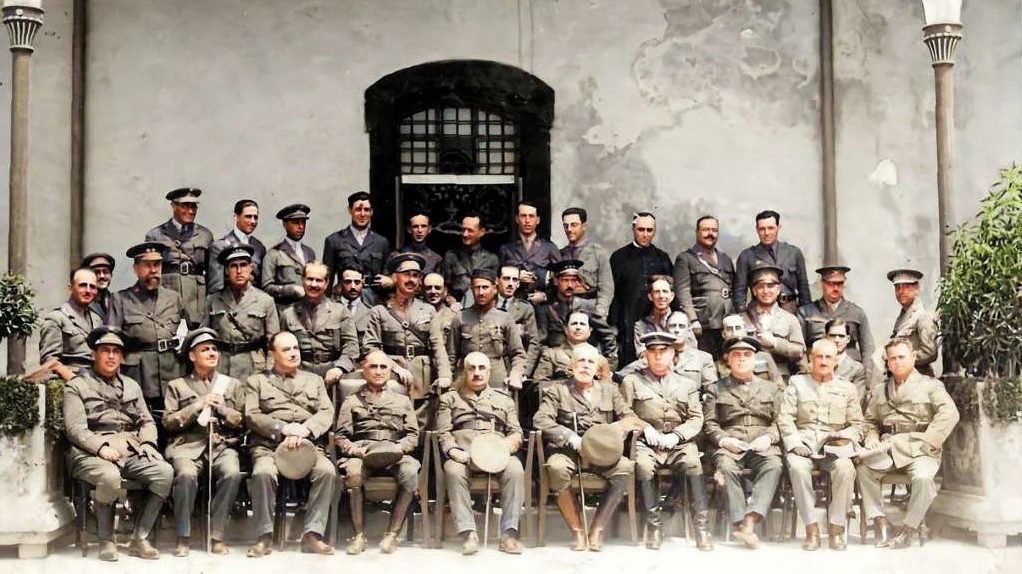 El cabo amate con los oficiales del Ejército en Melilla