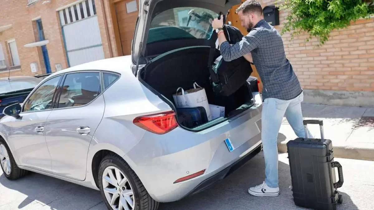 Un agente de la UCO con maletas y cajas Telecinco