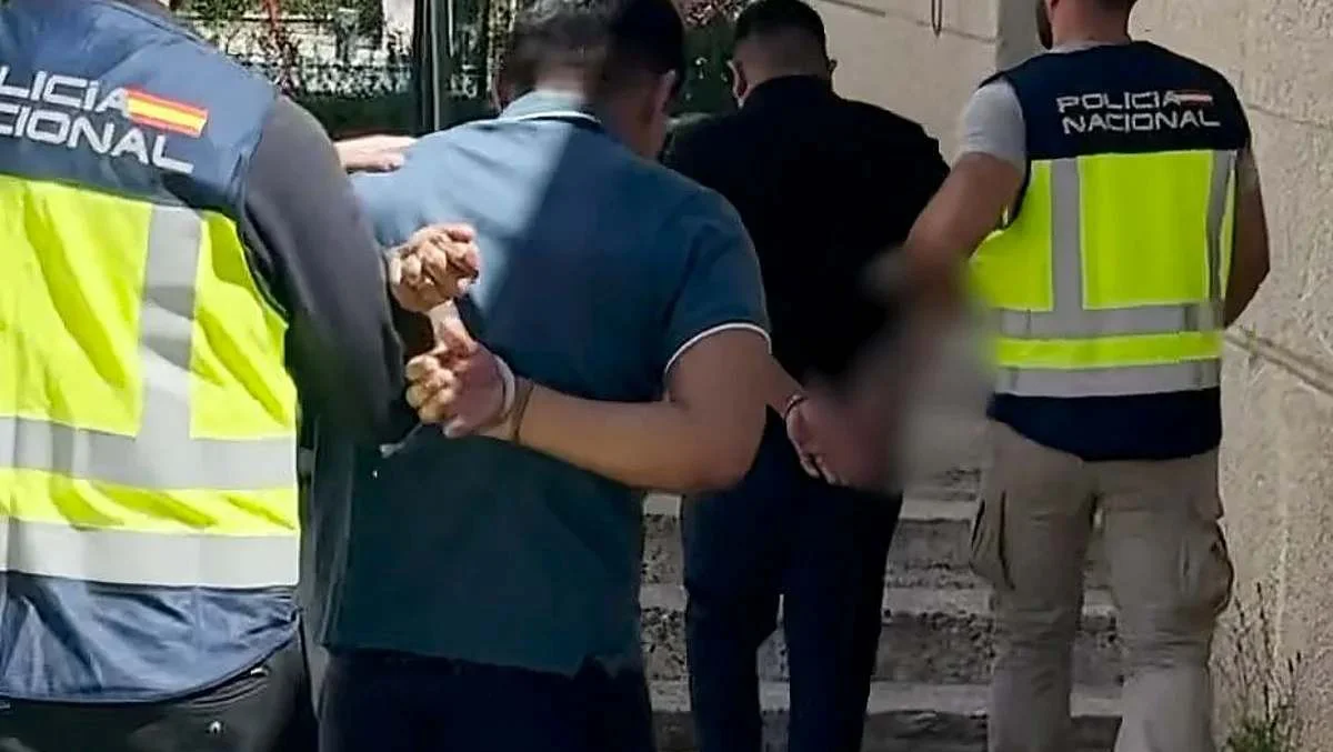 Policia traslada a dos detenidos peruanos ABC