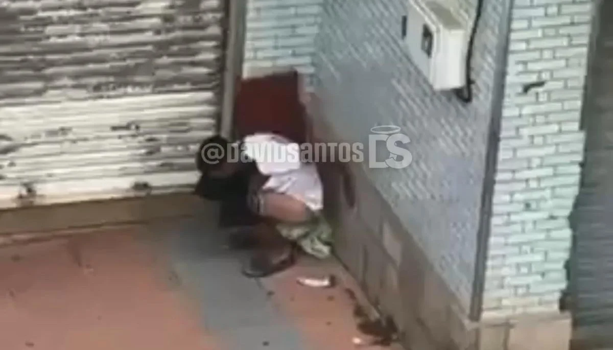 Un irregular defeca en plena calle