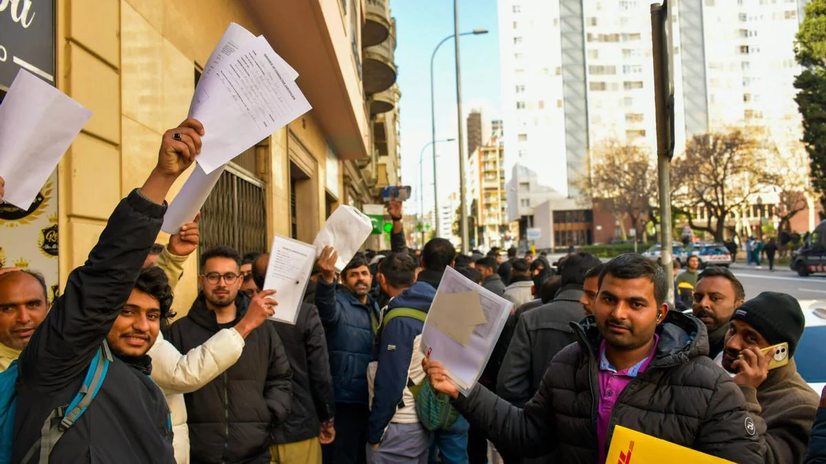 Colas en el consuldado de Pakistán El Periódico
